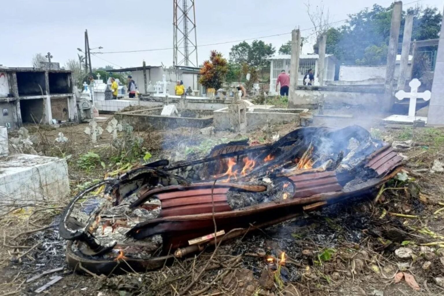 cementerio-tumba-manabi-profanacion-31-10-2025-1536x1024